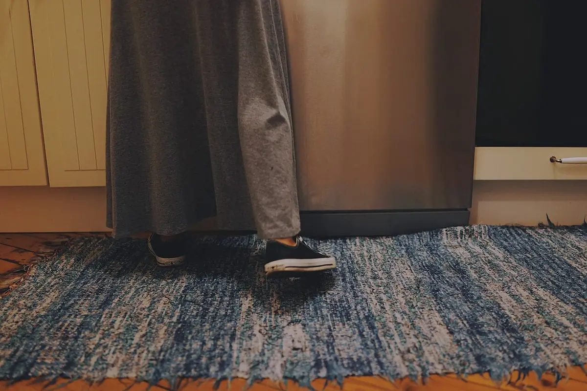 청소기로 거실 러그를 청소하는 모습